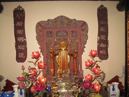 Câu đối trong bàn thờ đại gia đình ông Phạm Văn Thắng