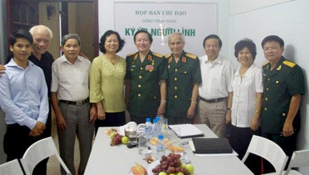 Thượng tướng Nguyễn Huy Hiệu (chính giữa) và ban chỉ đạo công trình sách 