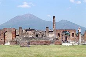 Di sản văn hóa thế giới Pompeii, với dãy núi lửa Vesuvius trên cao
