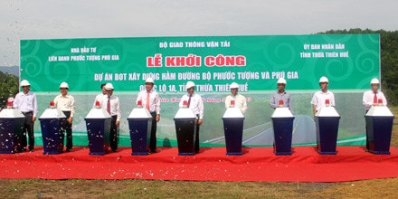 Uỷ viên Bộ chính trị, Phó thủ tướng Nguyễn Xuân Phúc và các đại biểu phát lệnh khởi công dự án.