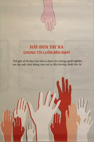 Tác phẩm “Hãy đưa tay ra, chúng tôi luôn bên bạn”