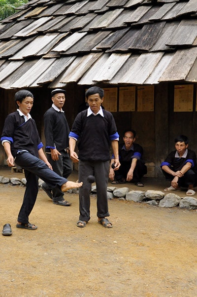 Nhà người H'Mông làm bằng gỗ nhưng lợp tranh, riêng ở huyện Mù Căng Chải, tỉnh Yên Bái lại có nét độc đáo riêng biệt là toàn bộ nhà được làm bằng gỗ pơmu. Tiến sĩ Vi Văn An đã trực tiếp tìm kiếm, đưa ngôi nhà này từ bản Đề Chờ Chua, xã Púng Luông về dựng tại Bảo tàng từ năm 1999. Mặt trước... ...và mặt sau ngôi nhà Mặt bên trái, thường là nơi để nước sinh hoạt Mặt bên phải, nhà người H'Mông thường để Cối xay ngô Theo tiến sĩ Vi Văn An, bảo tàng đã sử dụng tới khảng gần 700 tấm gỗ để lợp lại toàn bộ phần mái nhà chính, nhà nuôi gia súc, nhà lò rèn đúc lưỡi cày. Các tấm gỗ loại này phải tìm, đặt trước với người làng ở Púng Luông vì bây giờ người H'Mông đã lợp prôximăng. Nét độc đáo trong kiến trúc ngôi nhà của người H'Mông tương đối thống nhất theo một khuôn mẫu, dù to hay nhỏ đều phải có ba gian, nhà hầu như không có cửa sổ, chỉ có 2 cửa là cửa chính và cửa phụ dành cho phụ nữ. Điểm độc đáo này cho thấy sự thích ứng của người H'Mông ở vùng thời tiết lạnh Theo ông Lù Vàng Sa người dân tộc H'Mông cho biết đối với hai cây cột cái ở gian giữa và cây cái nóc, người H'Mông coi hai cây cột cái là cột chủ đạo trong nhà thể hiện sự ngay thẳng, cứng cáp, vững vàng của chủ nhà, nên cây cột phải là một cây rừng không bị sâu, thối, cụt ngọn Gian bên phải dùng để đặt giường khách... ...và bếp sưởi Gian bên trái dùng để đặt bếp nấu nướng... ...và buồng ngủ của vợ chồng gia chủ Gian giữa thường rộng hơn hai gian bên và là gian để bàn thờ tổ tiên, đồng thời cũng là nơi tiếp khách, ăn uống của gia đình. Chiếc Cối giã gạo... ...và đồ dùng đi làm nương thường được để hai bên góc của gian giữa ở cạnh cửa chính của ngôi nhà Chiếc máy dệt của người H'Mông Những đạo cụ âm nhạc của người H'Mông Trong đời sống hàng ngày, vui hay buồn, người H'Mông cũng mang khèn ra thổi. Người H'Mông thường thổi khèn khi xuống chợ, khi đi tìm người yêu và trong các lễ hội. Nhẩy Pao... ...đá Pao ...và đánh Cầu lông gà thường xuất hiện vào mồng 1 Tết của người H'Mông Nhà nuôi gia súc... ... và nhà lò rèn đúc lưỡi cày của người H'Mông Sản phẩm lưỡi cày của người H'Mông