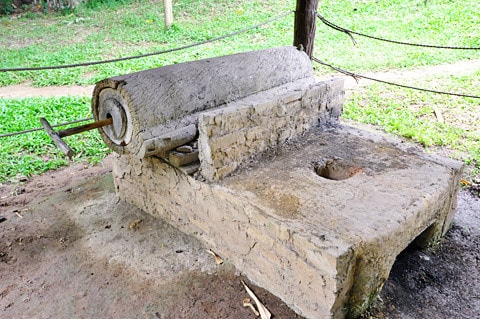 Nhà người H'Mông làm bằng gỗ nhưng lợp tranh, riêng ở huyện Mù Căng Chải, tỉnh Yên Bái lại có nét độc đáo riêng biệt là toàn bộ nhà được làm bằng gỗ pơmu. Tiến sĩ Vi Văn An đã trực tiếp tìm kiếm, đưa ngôi nhà này từ bản Đề Chờ Chua, xã Púng Luông về dựng tại Bảo tàng từ năm 1999. Mặt trước... ...và mặt sau ngôi nhà Mặt bên trái, thường là nơi để nước sinh hoạt Mặt bên phải, nhà người H'Mông thường để Cối xay ngô Theo tiến sĩ Vi Văn An, bảo tàng đã sử dụng tới khảng gần 700 tấm gỗ để lợp lại toàn bộ phần mái nhà chính, nhà nuôi gia súc, nhà lò rèn đúc lưỡi cày. Các tấm gỗ loại này phải tìm, đặt trước với người làng ở Púng Luông vì bây giờ người H'Mông đã lợp prôximăng. Nét độc đáo trong kiến trúc ngôi nhà của người H'Mông tương đối thống nhất theo một khuôn mẫu, dù to hay nhỏ đều phải có ba gian, nhà hầu như không có cửa sổ, chỉ có 2 cửa là cửa chính và cửa phụ dành cho phụ nữ. Điểm độc đáo này cho thấy sự thích ứng của người H'Mông ở vùng thời tiết lạnh Theo ông Lù Vàng Sa người dân tộc H'Mông cho biết đối với hai cây cột cái ở gian giữa và cây cái nóc, người H'Mông coi hai cây cột cái là cột chủ đạo trong nhà thể hiện sự ngay thẳng, cứng cáp, vững vàng của chủ nhà, nên cây cột phải là một cây rừng không bị sâu, thối, cụt ngọn Gian bên phải dùng để đặt giường khách... ...và bếp sưởi Gian bên trái dùng để đặt bếp nấu nướng... ...và buồng ngủ của vợ chồng gia chủ Gian giữa thường rộng hơn hai gian bên và là gian để bàn thờ tổ tiên, đồng thời cũng là nơi tiếp khách, ăn uống của gia đình. Chiếc Cối giã gạo... ...và đồ dùng đi làm nương thường được để hai bên góc của gian giữa ở cạnh cửa chính của ngôi nhà Chiếc máy dệt của người H'Mông Những đạo cụ âm nhạc của người H'Mông Trong đời sống hàng ngày, vui hay buồn, người H'Mông cũng mang khèn ra thổi. Người H'Mông thường thổi khèn khi xuống chợ, khi đi tìm người yêu và trong các lễ hội. Nhẩy Pao... ...đá Pao ...và đánh Cầu lông gà thường xuất hiện vào mồng 1 Tết của người H'Mông Nhà nuôi gia súc... ... và nhà lò rèn đúc lưỡi cày của người H'Mông Sản phẩm lưỡi cày của người H'Mông