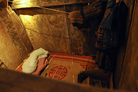 Nhà người H'Mông làm bằng gỗ nhưng lợp tranh, riêng ở huyện Mù Căng Chải, tỉnh Yên Bái lại có nét độc đáo riêng biệt là toàn bộ nhà được làm bằng gỗ pơmu. Tiến sĩ Vi Văn An đã trực tiếp tìm kiếm, đưa ngôi nhà này từ bản Đề Chờ Chua, xã Púng Luông về dựng tại Bảo tàng từ năm 1999. Mặt trước... ...và mặt sau ngôi nhà Mặt bên trái, thường là nơi để nước sinh hoạt Mặt bên phải, nhà người H'Mông thường để Cối xay ngô Theo tiến sĩ Vi Văn An, bảo tàng đã sử dụng tới khảng gần 700 tấm gỗ để lợp lại toàn bộ phần mái nhà chính, nhà nuôi gia súc, nhà lò rèn đúc lưỡi cày. Các tấm gỗ loại này phải tìm, đặt trước với người làng ở Púng Luông vì bây giờ người H'Mông đã lợp prôximăng. Nét độc đáo trong kiến trúc ngôi nhà của người H'Mông tương đối thống nhất theo một khuôn mẫu, dù to hay nhỏ đều phải có ba gian, nhà hầu như không có cửa sổ, chỉ có 2 cửa là cửa chính và cửa phụ dành cho phụ nữ. Điểm độc đáo này cho thấy sự thích ứng của người H'Mông ở vùng thời tiết lạnh Theo ông Lù Vàng Sa người dân tộc H'Mông cho biết đối với hai cây cột cái ở gian giữa và cây cái nóc, người H'Mông coi hai cây cột cái là cột chủ đạo trong nhà thể hiện sự ngay thẳng, cứng cáp, vững vàng của chủ nhà, nên cây cột phải là một cây rừng không bị sâu, thối, cụt ngọn Gian bên phải dùng để đặt giường khách... ...và bếp sưởi Gian bên trái dùng để đặt bếp nấu nướng... ...và buồng ngủ của vợ chồng gia chủ Gian giữa thường rộng hơn hai gian bên và là gian để bàn thờ tổ tiên, đồng thời cũng là nơi tiếp khách, ăn uống của gia đình. Chiếc Cối giã gạo... ...và đồ dùng đi làm nương thường được để hai bên góc của gian giữa ở cạnh cửa chính của ngôi nhà Chiếc máy dệt của người H'Mông Những đạo cụ âm nhạc của người H'Mông Trong đời sống hàng ngày, vui hay buồn, người H'Mông cũng mang khèn ra thổi. Người H'Mông thường thổi khèn khi xuống chợ, khi đi tìm người yêu và trong các lễ hội. Nhẩy Pao... ...đá Pao ...và đánh Cầu lông gà thường xuất hiện vào mồng 1 Tết của người H'Mông Nhà nuôi gia súc... ... và nhà lò rèn đúc lưỡi cày của người H'Mông Sản phẩm lưỡi cày của người H'Mông