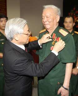 Tổng bí thư Nguyễn Phú Trọng gắn Huy hiệu 75 năm tuổi Đảng cho nguyên Chủ tịch Nước Lê Đức Anh Ảnh: Trí Dũng