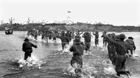 Thoát khỏi ngục tù (Sông Thạch Hãn, Quảng Trị mùa xuân 1973) Ảnh: Chu Chí Thành