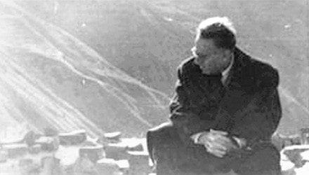 Grossman trên đống đổ nát của ngôi đền Hy Lạp cổ đại gần Yerevan, 1961