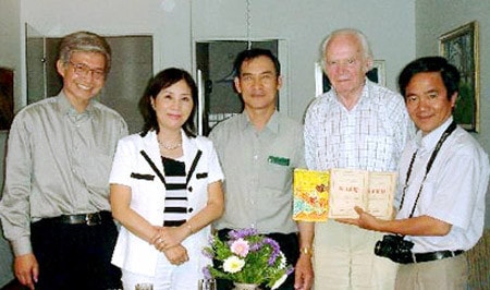 Nhà báo Văn Long (ngoài cùng bên phải) cầm hai tập Truyện Kiều mà Chủ tịch Hồ Chí Minh tặng cụ Faber (cụ đã tặng lại hai cuốn sách này cho Bảo tàng Hồ Chí Minh) và bản tiếng Đức Das Maedchen Kieu (cụ cũng đã tặng cho Bảo tàng Nguyễn Du ở Tiên Điền, Hà Tĩnh)