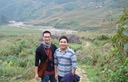 Kim Duẩn (trái) và Đặng Hồng Quân ở bãi đá cổ Sa Pa, 2009