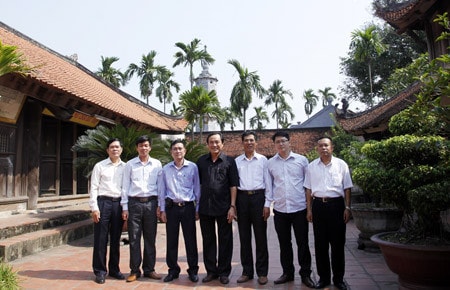 Cán bộ, phóng viên Báo ĐBND cùng Thường trực HĐND huyện Thuận Thành thăm chùa Bút Tháp Ảnh: Thái Bình