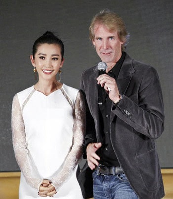 Đạo diễn Michael Bay và nữ diễn viên Lý Băng Băng