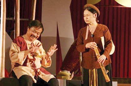 Trọng Khôi và Mỹ Dung trong Hồn Trương Ba da hàng thịt, qua dàn dựng của đạo diễn Nguyễn Đình Nghi