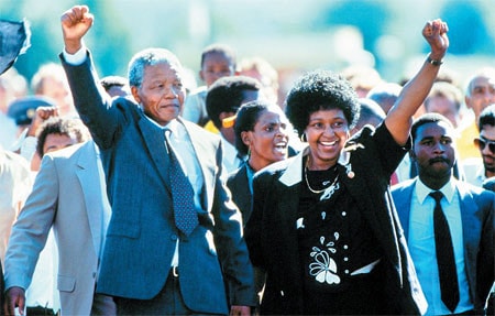 Nelson Mandela giơ cao nắm tay khi được phóng thích – Hình ảnh đã trở thành biểu tượng của cuộc đấu tranh chống chủ nghĩa phân biệt chủng tộc