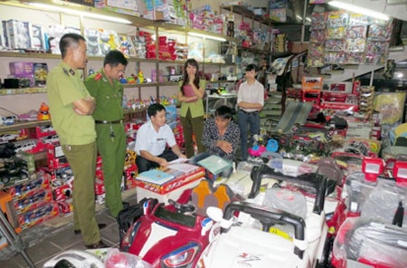 Nhiều cơ sở sai phạm chất lượng đồ chơi trẻ em đã bị xử lý. Ảnh: Công Bằng