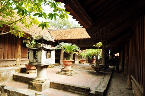 Chùa Bút Tháp - một danh thắng ở Thuận Thành, Bắc Ninh Mái chùa cổ kính với nét kiến trúc cong vút lên Mặt trước của chùa - vẻ đẹp nguyên sơ Một công trình cấu tạo khung gỗ có 3 tầng mái Quần thể kiến trúc chùa Bút Tháp bao gồm 8 đơn nguyên chạy song hành và được bao bọc bởi hai dãy hành lang chạy dọc Dãy hành lang bên trái chùa Điểm nhấn kiến trúc của chùa là tháp Bảo Nghiêm Du khách viếng thăm chùa phải đi qua cánh cổng nhỏ Pho tượng Quan Thế Âm nghìn mắt nghìn tay bằng gỗ lớn nhất Việt Nam
