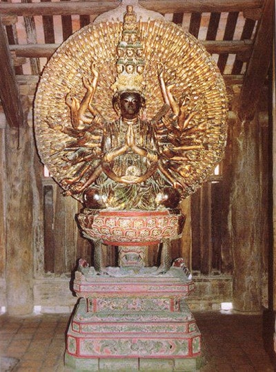 Chùa Bút Tháp - một danh thắng ở Thuận Thành, Bắc Ninh Mái chùa cổ kính với nét kiến trúc cong vút lên Mặt trước của chùa - vẻ đẹp nguyên sơ Một công trình cấu tạo khung gỗ có 3 tầng mái Quần thể kiến trúc chùa Bút Tháp bao gồm 8 đơn nguyên chạy song hành và được bao bọc bởi hai dãy hành lang chạy dọc Dãy hành lang bên trái chùa Điểm nhấn kiến trúc của chùa là tháp Bảo Nghiêm Du khách viếng thăm chùa phải đi qua cánh cổng nhỏ Pho tượng Quan Thế Âm nghìn mắt nghìn tay bằng gỗ lớn nhất Việt Nam