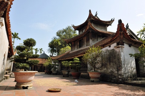 Chùa Bút Tháp - một danh thắng ở Thuận Thành, Bắc Ninh Mái chùa cổ kính với nét kiến trúc cong vút lên Mặt trước của chùa - vẻ đẹp nguyên sơ Một công trình cấu tạo khung gỗ có 3 tầng mái Quần thể kiến trúc chùa Bút Tháp bao gồm 8 đơn nguyên chạy song hành và được bao bọc bởi hai dãy hành lang chạy dọc Dãy hành lang bên trái chùa Điểm nhấn kiến trúc của chùa là tháp Bảo Nghiêm Du khách viếng thăm chùa phải đi qua cánh cổng nhỏ Pho tượng Quan Thế Âm nghìn mắt nghìn tay bằng gỗ lớn nhất Việt Nam