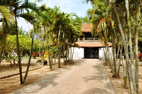 Chùa Bút Tháp - một danh thắng ở Thuận Thành, Bắc Ninh Mái chùa cổ kính với nét kiến trúc cong vút lên Mặt trước của chùa - vẻ đẹp nguyên sơ Một công trình cấu tạo khung gỗ có 3 tầng mái Quần thể kiến trúc chùa Bút Tháp bao gồm 8 đơn nguyên chạy song hành và được bao bọc bởi hai dãy hành lang chạy dọc Dãy hành lang bên trái chùa Điểm nhấn kiến trúc của chùa là tháp Bảo Nghiêm Du khách viếng thăm chùa phải đi qua cánh cổng nhỏ Pho tượng Quan Thế Âm nghìn mắt nghìn tay bằng gỗ lớn nhất Việt Nam
