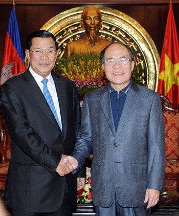 Chủ tịch QH Nguyễn Sinh Hùng hội kiến với Thủ tướng Hun Sen Ảnh: Lâm Hiển