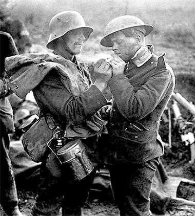 Lính Anh và lính Đức chia nhau điếu xì gà trong sự kiện: “ngừng chiến đêm Giáng sinh” năm 1914