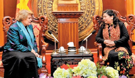 Phó chủ tịch QH Tòng Thị Phóng tiếp Trưởng đại diện UNICEF tại Việt Nam Lotta Sylwander ảnh 1