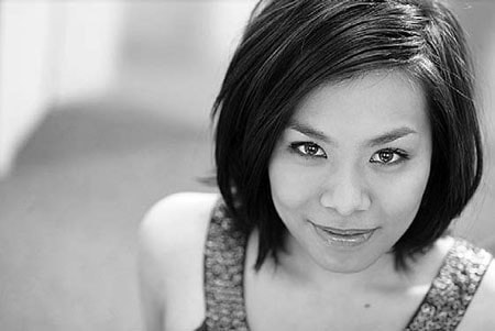 Esther Chen đã “vượt rào” bằng những vai diễn không điển hình dành cho người châu Á