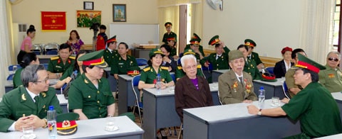 Thăm và tặng quà gia đình chính sách tại trung tâm bảo trợ xã hội, tỉnh Điện biên