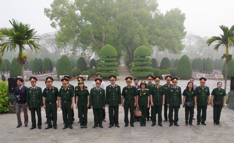 Hội cựu chiến binh VPQH dâng hương tại nghĩa trang liệt sỹ Độc Lập.