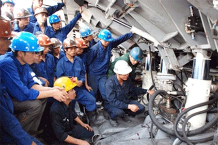 Kiểm tra thiết bị dàn khấu than lò chợ tại khai trường than Nam Mẫu