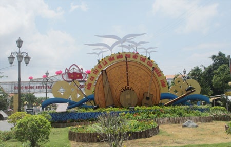 Cổng chào vào Quảng trường văn hóa Hùng Vương