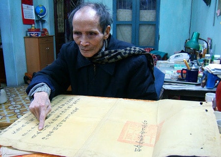 Đại tá, nhà văn Siêu Hải đọc một văn bản cổ