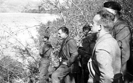 Henry Buckley (phải) và nhà văn Ernest Hemingway (đứng giữa, chống tay), 1938