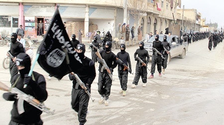 Lực lượng ISIL hành quân tại Raqqa, Syria Nguồn: AP