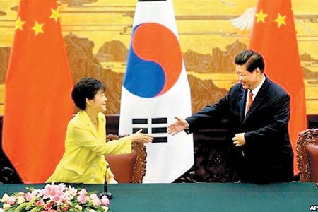 Tổng thống Hàn Quốc Park Geun-hye và Chủ tịch Trung Quốc Tập Cận Bình tại Băc Kinh tháng 6.2013 Nguồn: AP