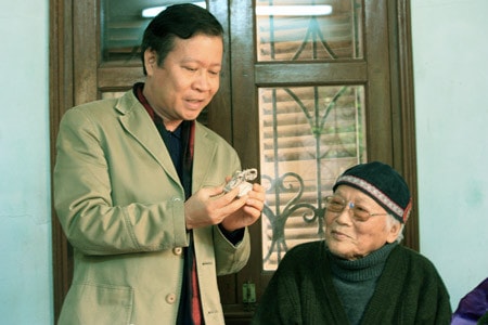 Mừng nhà văn Tô Hoài đại thọ 90 tuổi, xuân 2010: nhà văn Hồ Anh Thái tặng nhà văn Tô Hoài con dế mèn bằng đá. Ảnh: Đoàn Tử Huyến