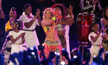 Shakira biểu diễn tại lễ bế mạc World Cup 2010