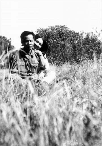 Nhà văn Triệu Bôn và nhà thơ Hoàng Việt Hằng, 1980.