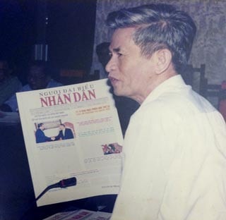 Nguyên Phó chủ tịch QH Mai Thúc Lân cho ý kiến về việc chuyển tạp chí Người Đại biểu nhân dân thành tuần báo Người Đại biểu nhân dân (tiền thân của Báo Đại biểu nhân dân) tại Phiên họp thứ 33 của UBTVQH Khóa X Ảnh: TL