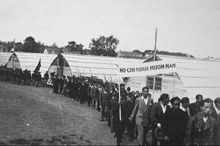 Tuần hành thể hiện lòng yêu nước của lính thợ Việt Nam trên đất Pháp