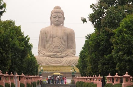 Tượng Phật cao 50m trong chùa Nhật Bản, ở xứ bồ đề Bodhgaya, Ấn Độ Ảnh: HAT