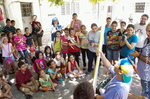 Chú hề Marco Rodari biểu diễn ở Dải Gaza