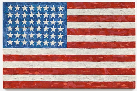 Lá cờ, 1954, sơn dầu và cắt dán trên gỗ của Jasper John, kích thước 107,3cm x 153,8cm, đang lưu giữ tại Bảo tàng Nghệ thuật Hiện đại New York
