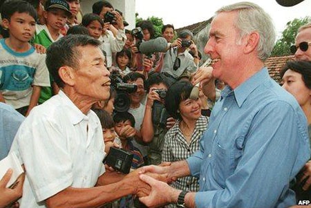 Ông Nguyễn Văn Chộp, người đã từng tham gia bắt phi công Mỹ Peterson, nồng nhiệt đón tiếp ông Peterson trong dịp về thăm thôn An Đoài