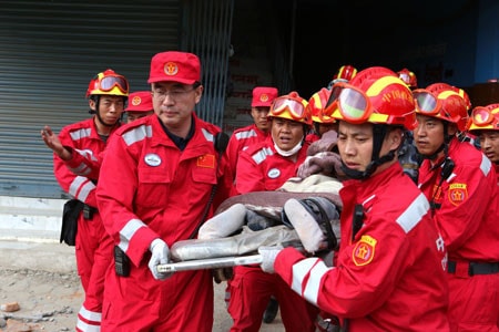 Lực lượng cứu hộ Trung Quốc tham gia tìm kiếm người sống sót trong vụ động đất