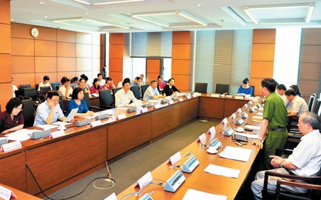 Đoàn ĐBQH TP Hà Nội thảo luận tại tổ về dự án Bộ luật Tố tụng dân sự (sửa đổi) Ảnh: Q. Khánh