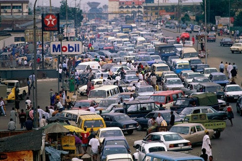 Xếp hàng chờ mua xăng ở thành phố Lagos, Nigeria Nguồn: ITN