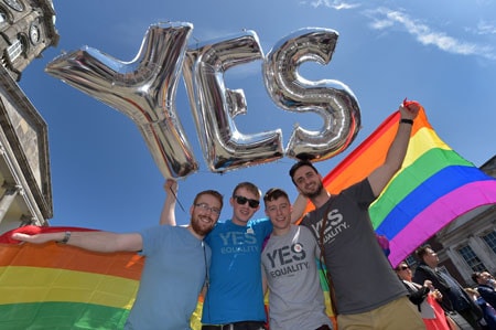 Những người ủng hộ kết hôn đồng giới ở Ireland ăn mừng chiến thắng sau cuộc trưng cầu ý dân hôm 23.5