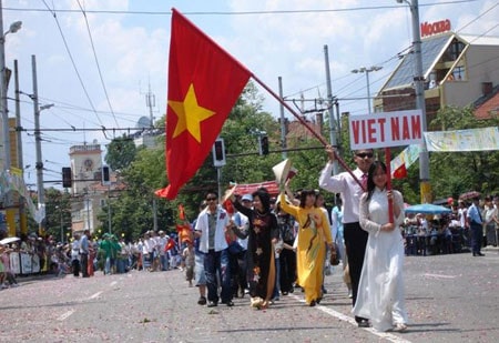 Cộng đồng người Việt tại Bulgaria tham gia Lễ hội Hoa hồng Kazanlak tháng 6.2007 Ảnh: Quốc Bảo