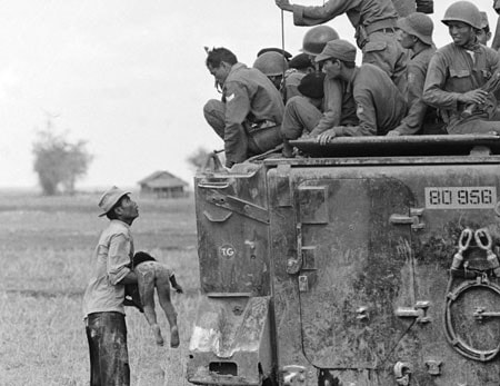 Bức ảnh đoạt giải Pulitzer của Horst Faas ghi lại cảnh một người ôm xác con trong khi lính biệt kích của quân đội Sài Gòn nhìn xuống từ xe thiết giáp