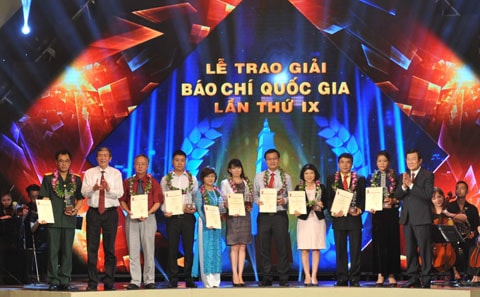 Chủ tịch Nước Trương Tấn Sang, Trưởng ban Tuyên giáo Trung ương Đinh Thế Huynh trao Giải A Báo chí Quốc gia lần thứ IX